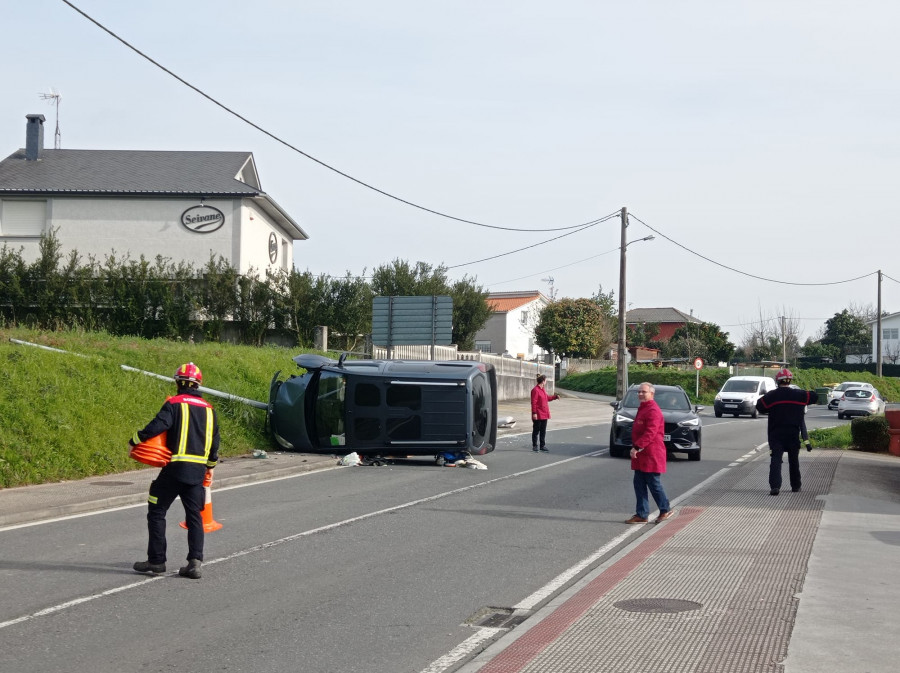 Un vehículo vuelca tras chocar con una farola en Cecebre