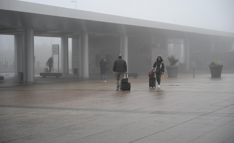 La densa niebla en Alvedro obliga a desviar varios vuelos a Santiago