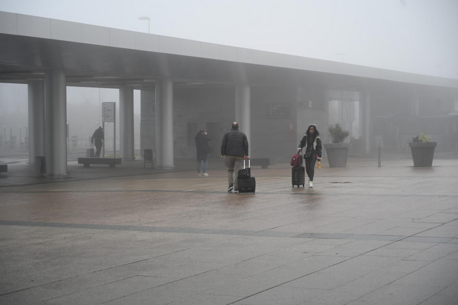 La densa niebla en Alvedro obliga a desviar varios vuelos a Santiago