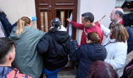 Monte Alto, en A Coruña, vive horas de tensión: los okupas se van de un narcopiso ante la presión vecinal