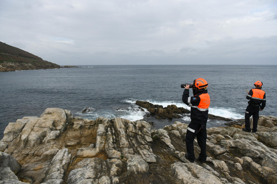 Continúa la búsqueda del hombre que cayó al agua desde una barca en A Coruña
