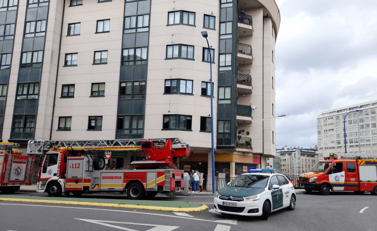 Los Bomberos extinguen un incendio en un piso de O Burgo