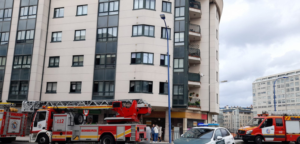 Los Bomberos extinguen un incendio en un piso de O Burgo