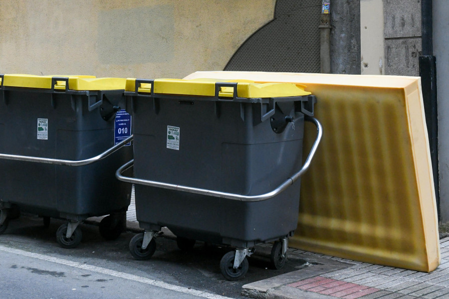 La basura desborda los contenedores y la paciencia de los vecinos del Orzán