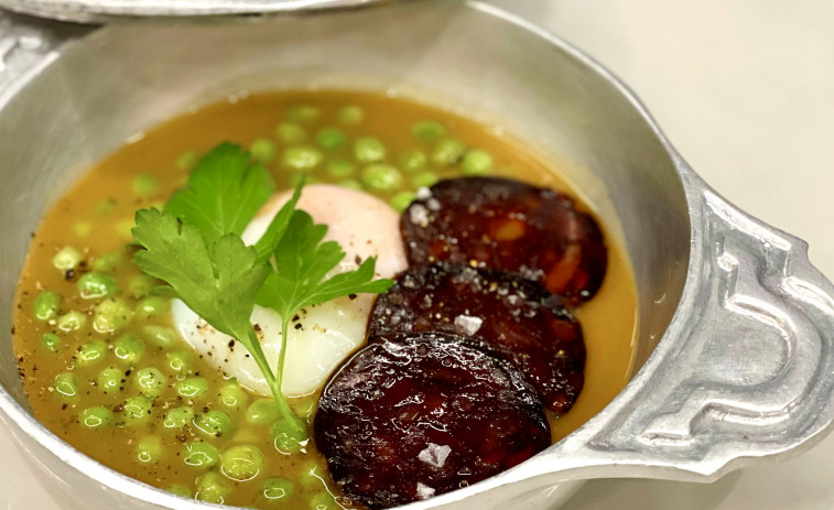 Los sabores del chef Álvaro Victoriano: guisantes del Maresme con caldo untuoso de jamón, huevo escalfado y morcilla ibérica