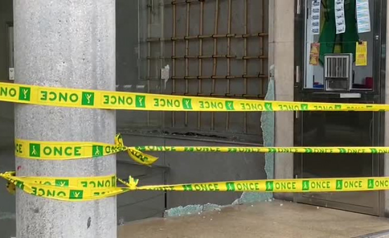 El viento de la borrasca 'Karlotta' destroza un cristal de la sede de la ONCE de A Coruña