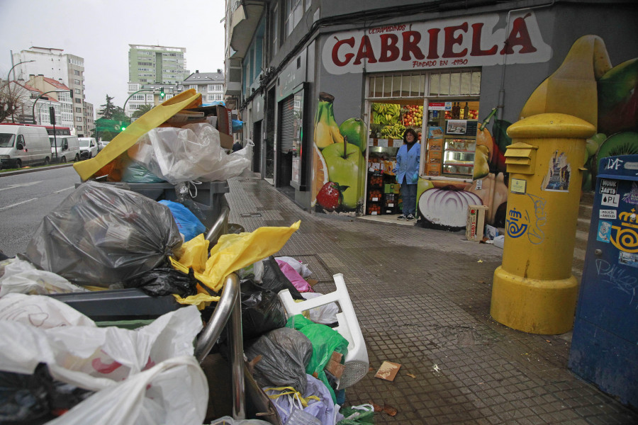 "La montaña de basura de mi puerta mide dos metros", denuncia una afectada en A Coruña
