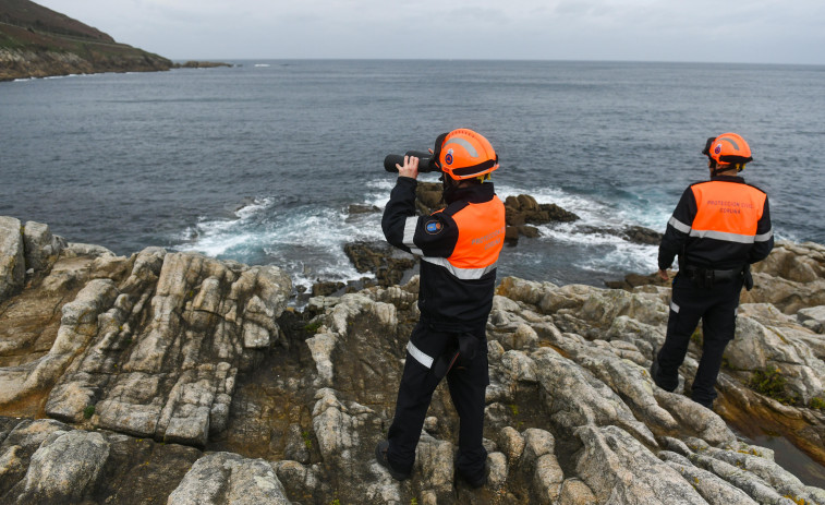 Paralizan la búsqueda del hombre que cayó al mar en O Portiño por el temporal