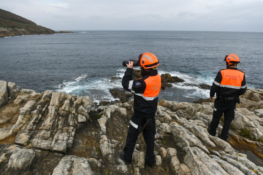 Paralizan la búsqueda del hombre que cayó al mar en O Portiño por el temporal