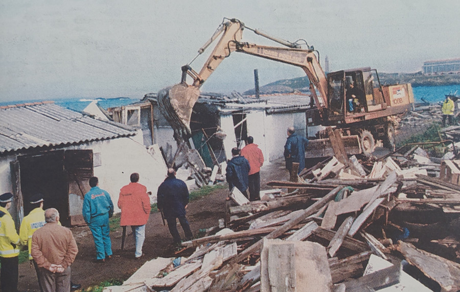 Hace 25 años | Empieza el derribo de chabolas en Labañou y 50 perros peligrosos en A Coruña