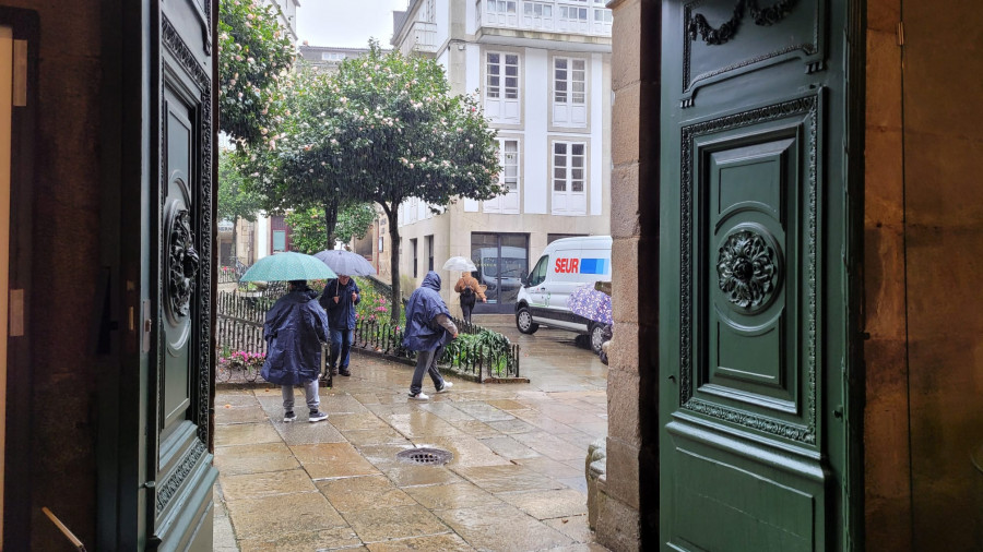 La borrasca Karlotta causa estragos en Santiago