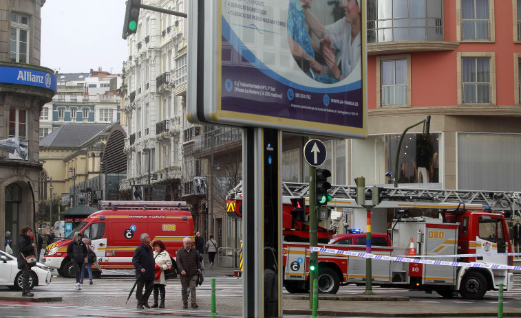 Cúmulo de incidencias en A Coruña por el fuerte viento del temporal 'Karlotta'