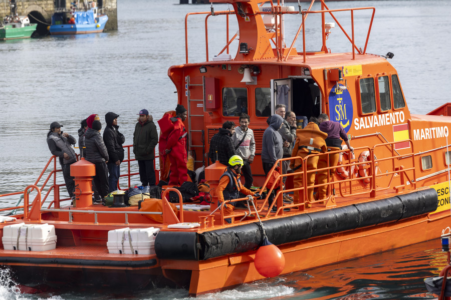 Rescatados en San Sebastián los 14 marineros de un barco con base en Burela