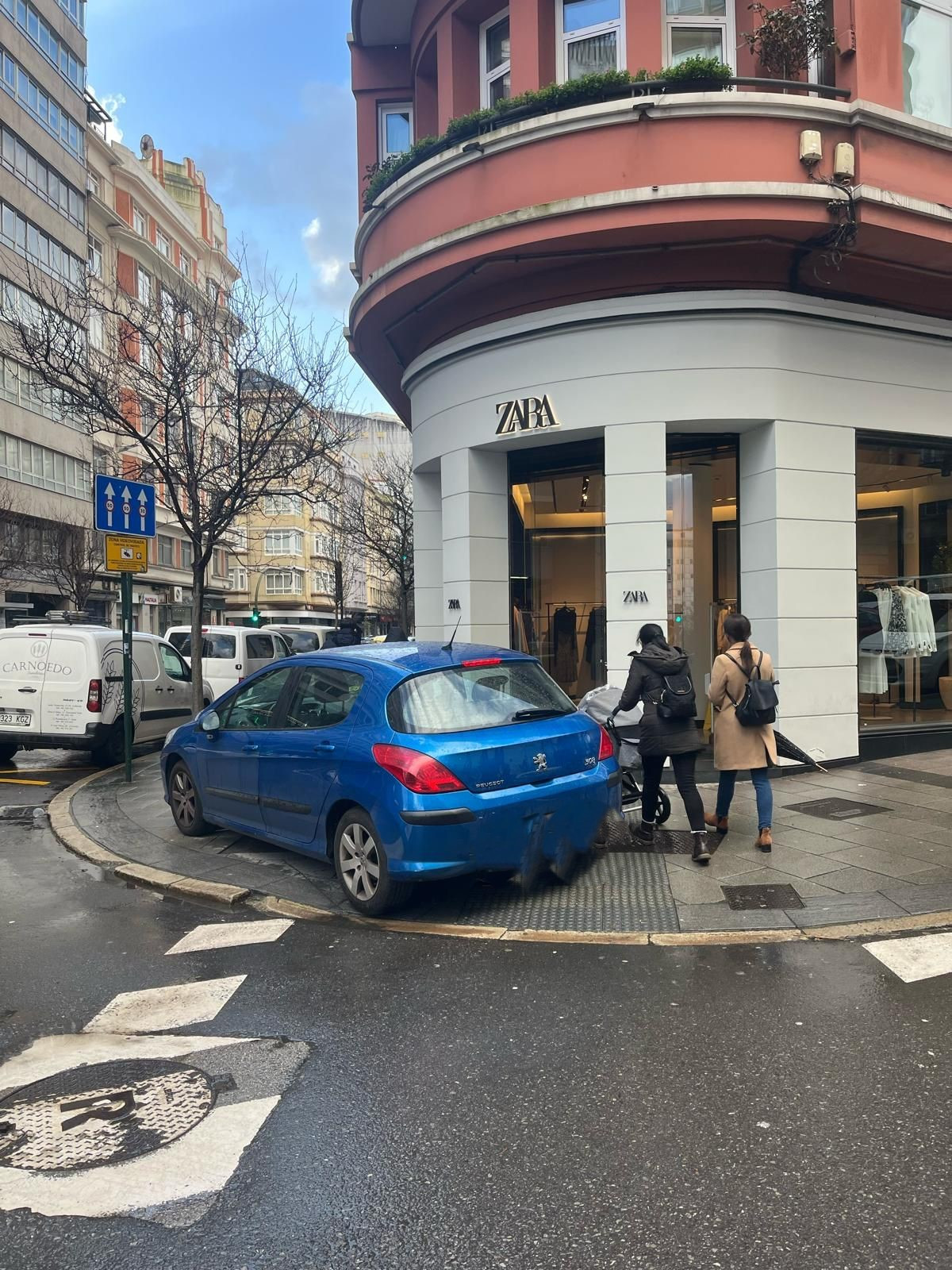 Coche aparcado delante de Zara