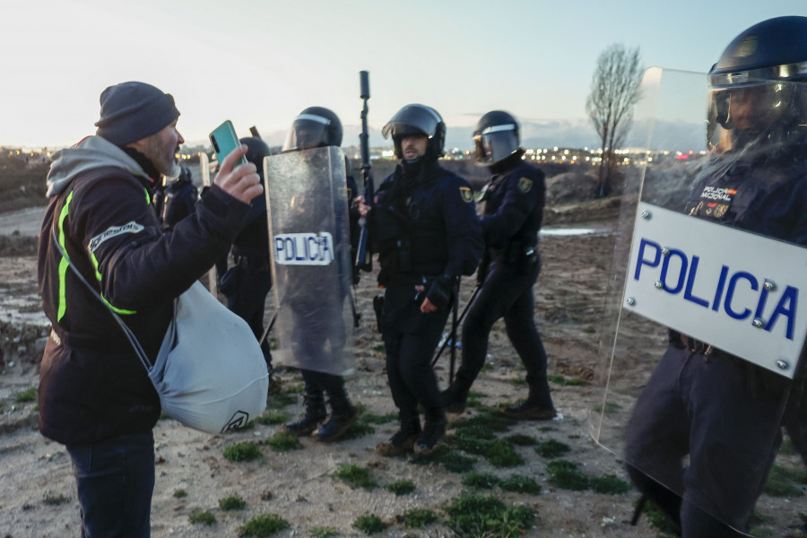 La Policía Nacional carga contra la concentración de transportistas