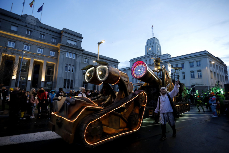 Reportaje | A Coruña responde al mal tiempo con un multitudinario desfile de carnaval