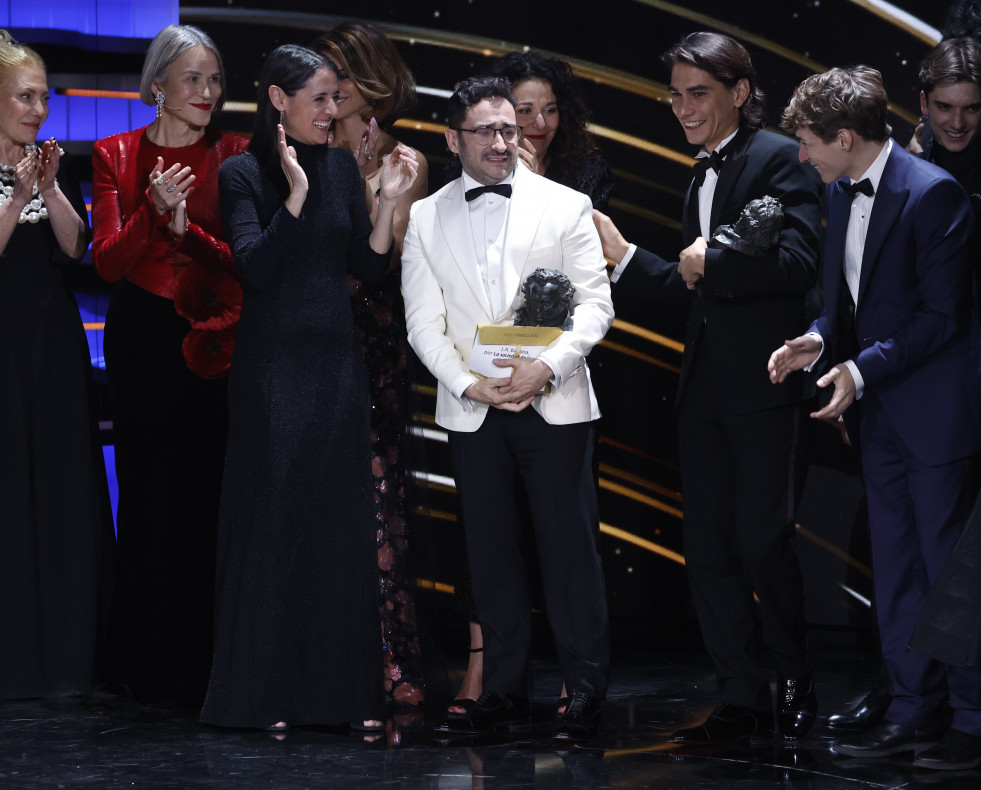 El realizador Juan Antonio Bayona acompañada por el equipo de la película ´La sociedad de la nieve´ tras recibir el Goya a ´Mejor película´ @ EFE