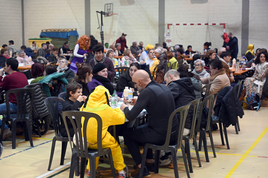Sada celebra sus casi cuarenta años comiendo filloas y el espíritu del carnaval toma Abegondo