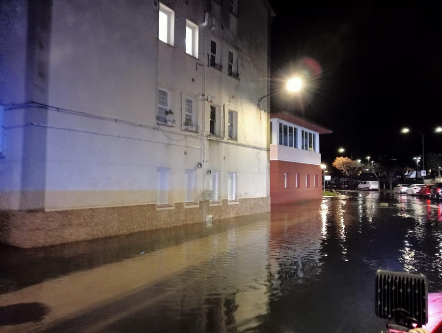 El Mandeo se vuelve a desbordar en Betanzos e inunda la Tolerancia, el puerto y la Ribera