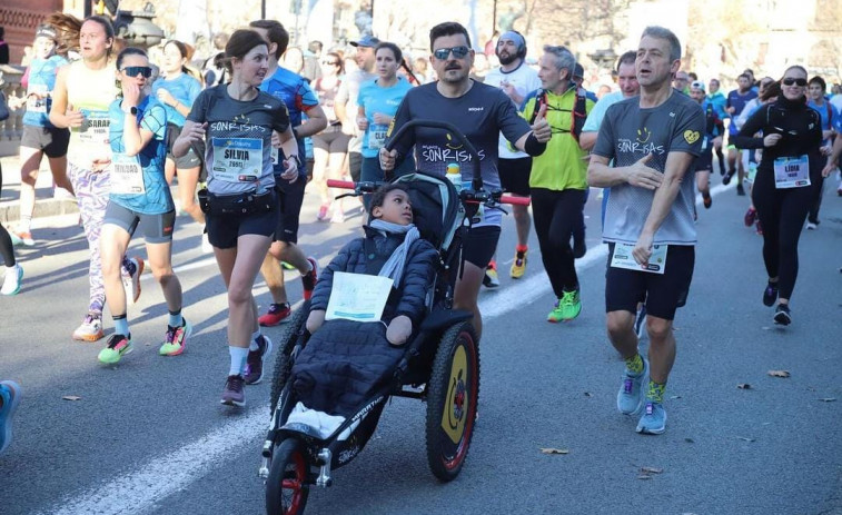 Los coruñeses de Empujando Sonrisas completan la media maratón de Barcelona