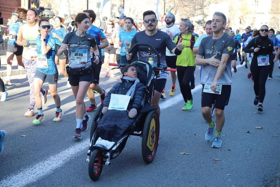 Los coruñeses de Empujando Sonrisas completan la media maratón de Barcelona