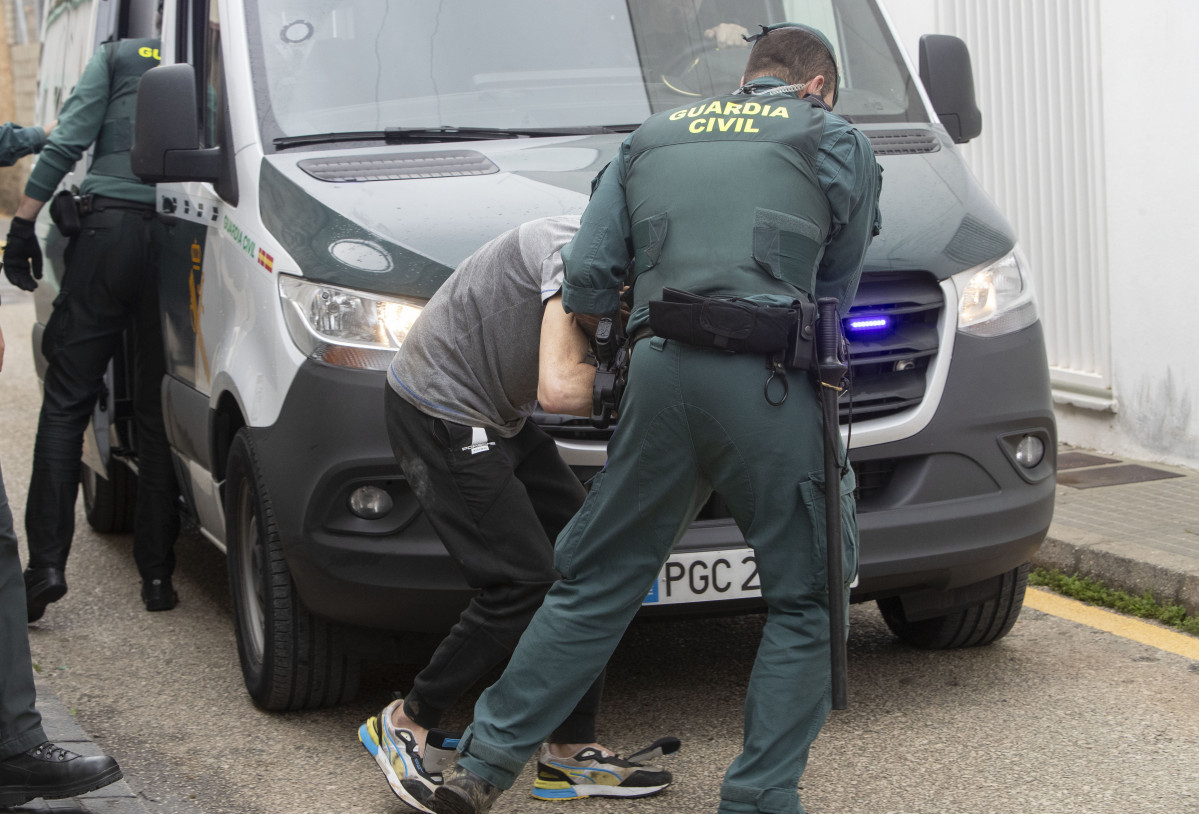 Agentes de la Guardia Civil trasladan a los juzgados de Barbate (Cádiz) al piloto de la narcolancha, Francisco Javier M.P., Kiko