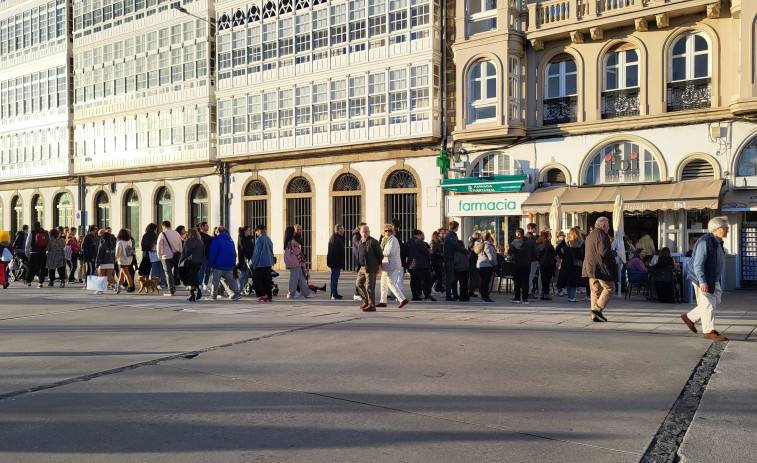 Las altas temperaturas traen cola a las puertas de las heladerías de A Coruña