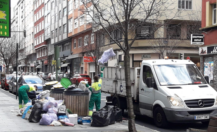 Comienza la retirada de la basura acumulada en A Coruña en los últimos días