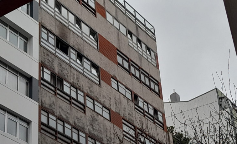 Un incendio doméstico en una céntrica calle de A Coruña se salda con una mujer quemada