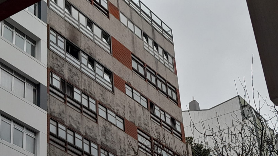 Un incendio doméstico en una céntrica calle de A Coruña se salda con una mujer quemada