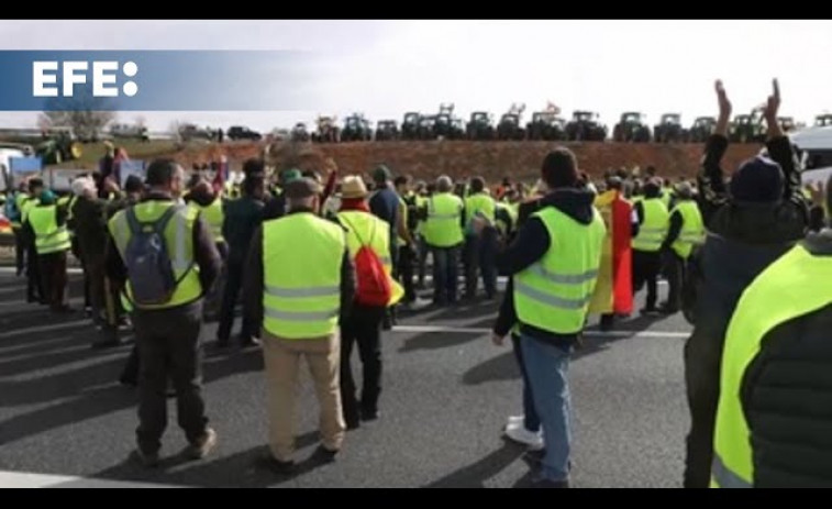 Miércoles de intensas protestas agrícolas en España con bloqueos en carreteras y puertos