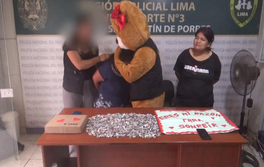 Un policía de Perú se disfraza de oso gigante de San Valentín para detener a delincuente