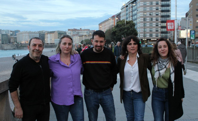 Pablo Iglesias entra en la campaña gallega: de paseo en A Coruña con Isabel Faraldo