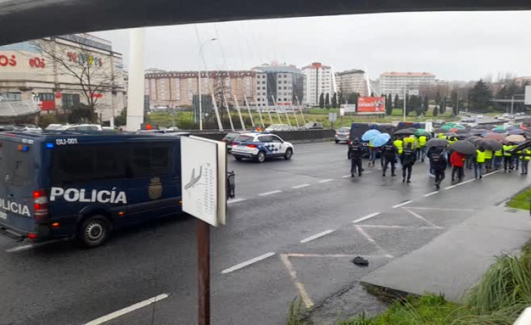 La protesta de los trabajadores del campo corta Alfonso Molina y provoca retenciones