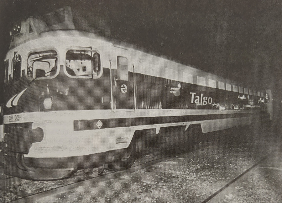 Hace 25 años | Quince mil postales por un obispo coruñés y 1.500 pesetas para viajar en tren a Madrid