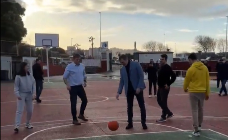 Pedro Sánchez y Besteiro preparan la recta final de la campaña entre canastas en A Coruña