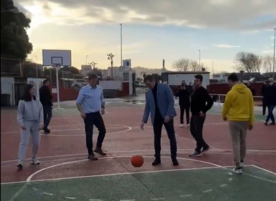 Pedro Sánchez y Besteiro preparan la recta final de la campaña entre canastas en A Coruña