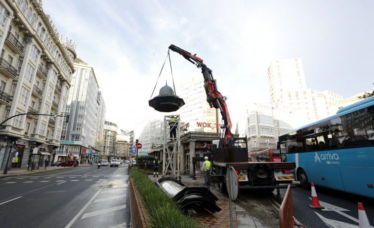 Desmontan con una grúa el mupi antiguo de la plaza de Pontevedra
