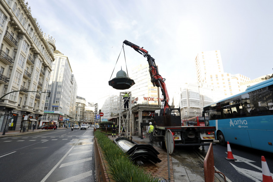 Desmontan con una grúa el mupi antiguo de la plaza de Pontevedra