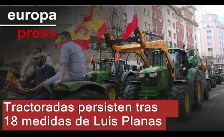 Tractoradas, reparto de naranjas, limones y heno en el suelo: la protesta agrícola no cesa