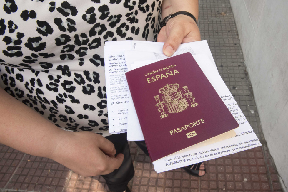 Una persona muestra su pasaporte para votar en las elecciones al parlamento de Galicia en Montevideo EFE