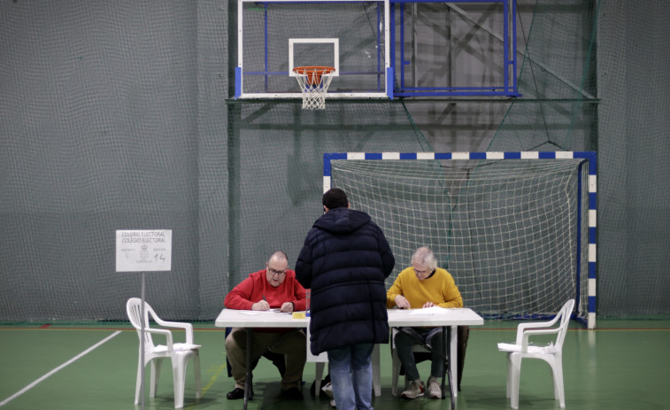 De la puerta atascada a la falta de miembros: las anécdotas del inicio de la jornada electoral en Galicia