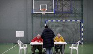 De la puerta atascada a la falta de miembros: las anécdotas del inicio de la jornada electoral en Galicia