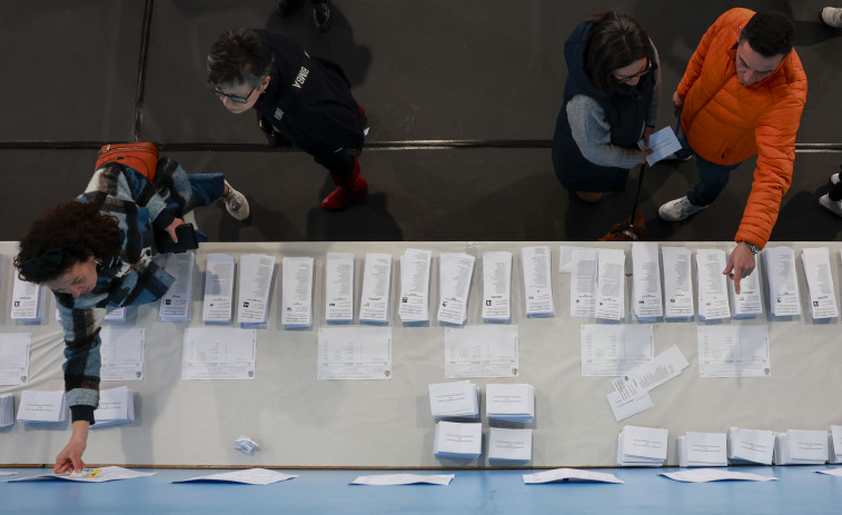 La participación en las elecciones de Galicia roza el 17 % al mediodía