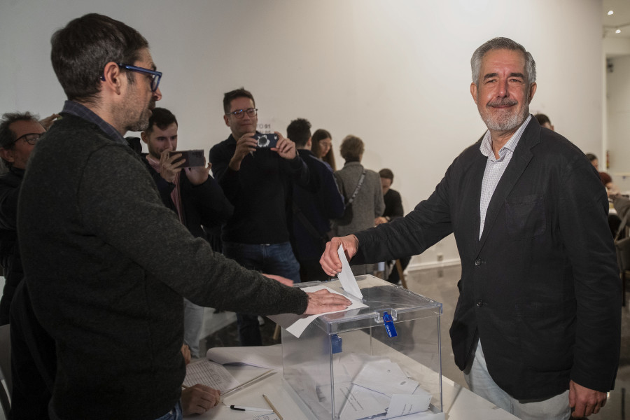 El candidato de Vox, Díaz-Mella vota con "mucha ilusión" en Vigo