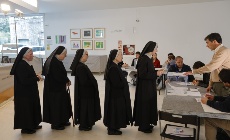Cierran en hora y sin incidencias las casi 4.000 mesas electorales de Galicia