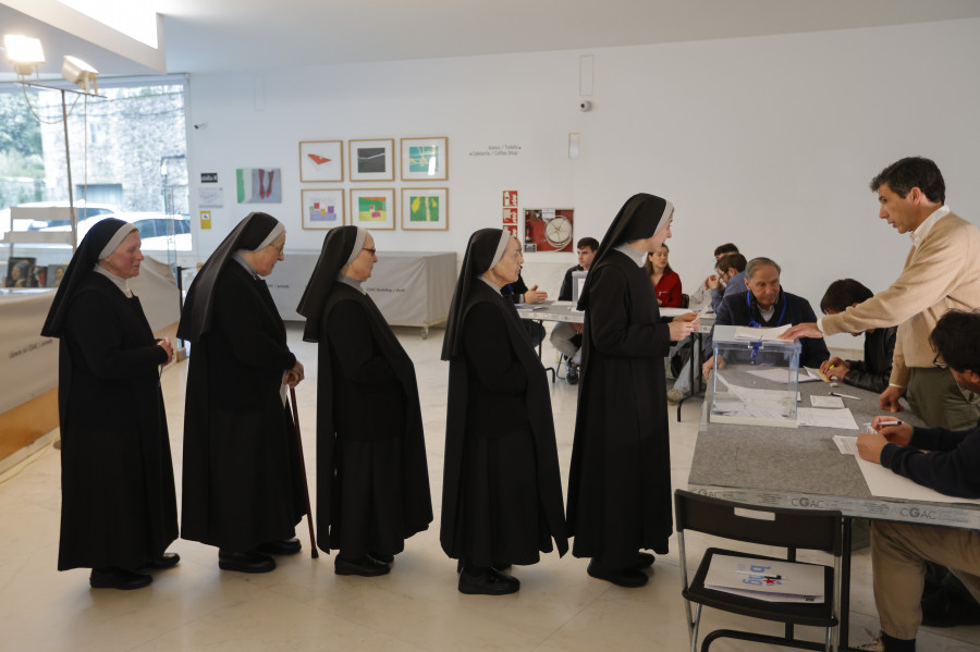 Cierran en hora y sin incidencias las casi 4.000 mesas electorales de Galicia