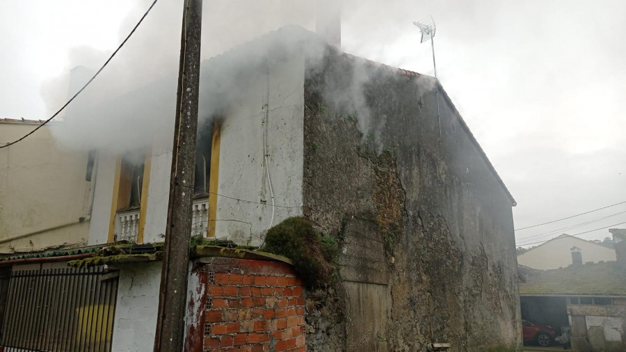 El fuego arrasa el interior de una casa en Infesta, en Betanzos