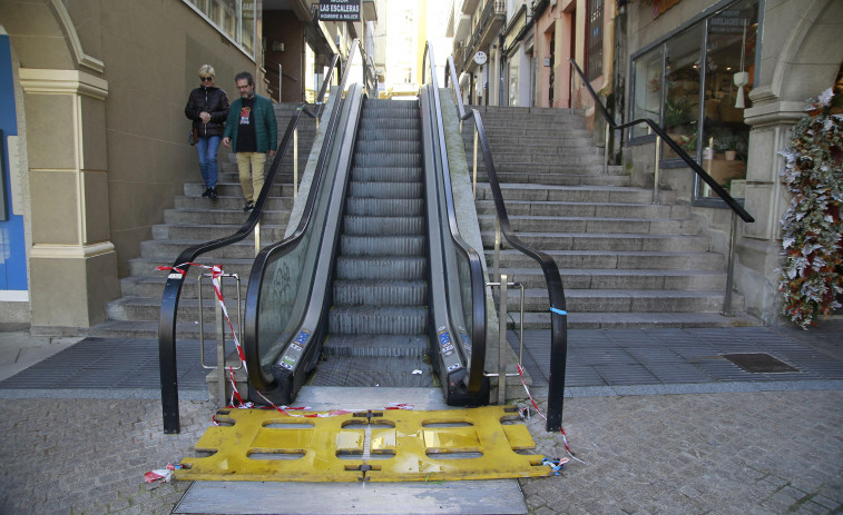 La escalera mecánica averiada de San Agustín, una ratonera para los clientes del mercado coruñés