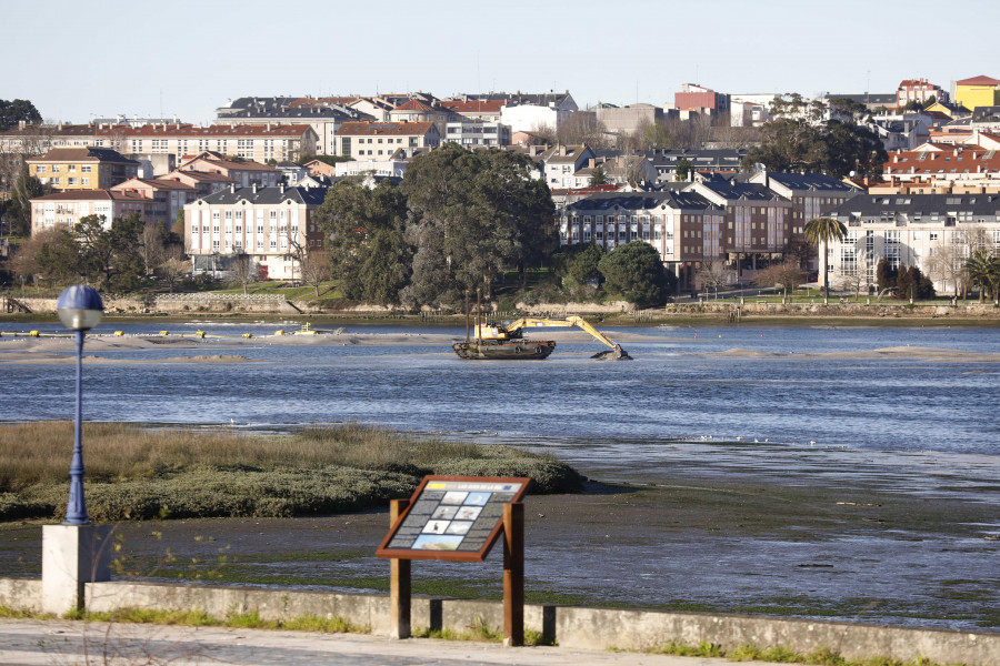 Los mariscadores de A Coruña exigen garantías de subsidios para sembrar de marisco la ría de O Burgo